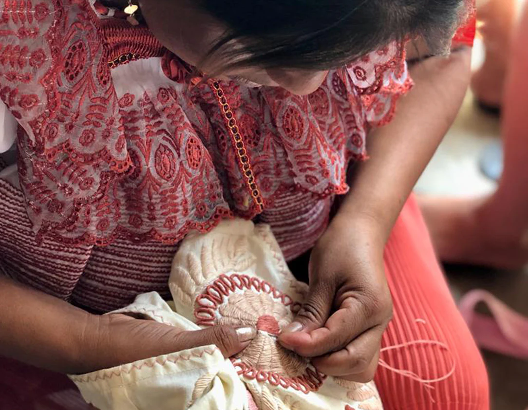 Foto_Folk_3 picture with hands of a woman making a runner in guatemala